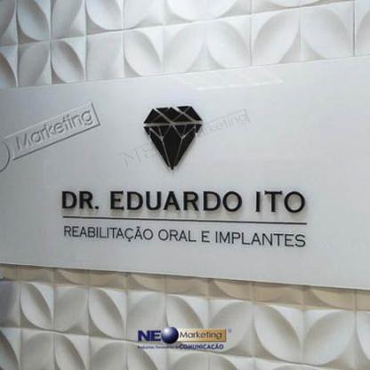 Painel em acrílico com letras em relevo de acrílico