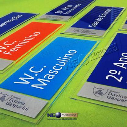 Placas de identificação de salas para escola