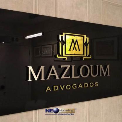 Placa de acrílico com letras em acrílico com faces em inox e latão