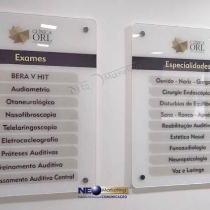 Placa de acrílico com espaçadores para clínica