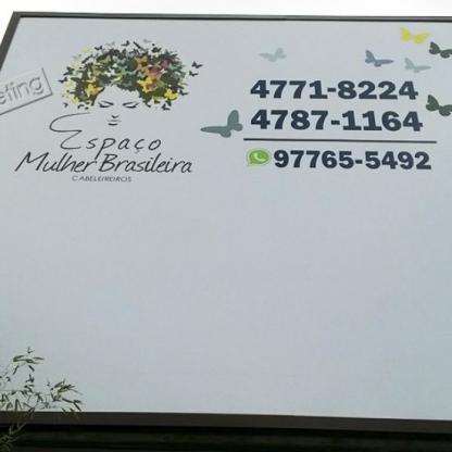 FOTO 19 - Fachada em Lona Adesivada com Moldura nas Laterais