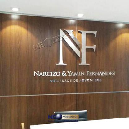 Logo em Inox Escovado e Acrílico