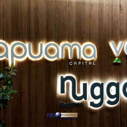 Logotipo com LED na Parede de Recepção