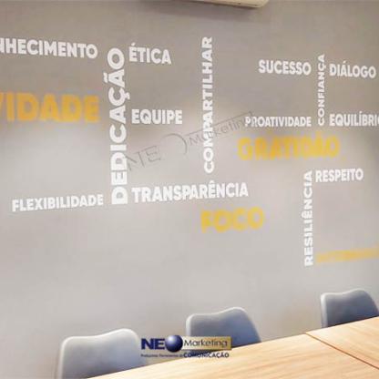 Adesivo decorativo em parede de escritório