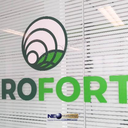 Logotipo em adesivo para parede de vidro