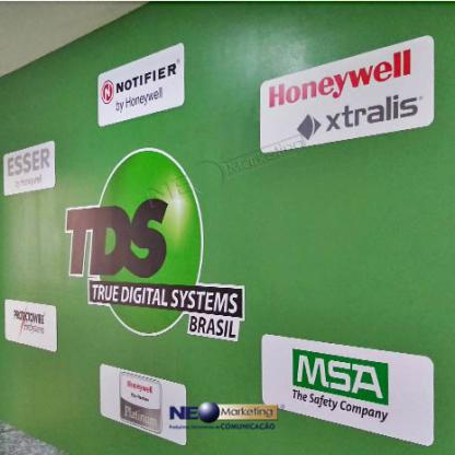 Logotipo em adesivo para parede de empresa