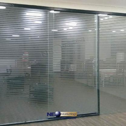 Faixas de segurança em porta de vidro escritório