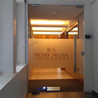 Logo em adesivo jateado e vazado