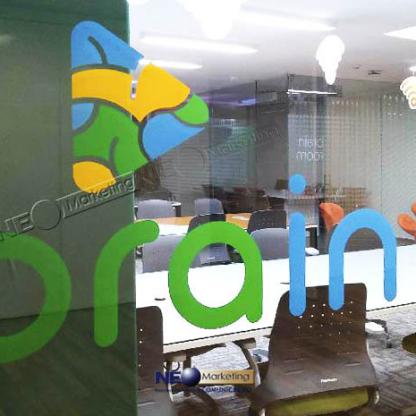 Logotipo em adesivo de recorte para vidro